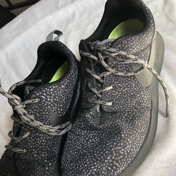 Nike Women’s Roshe Size 7 - Picture 2 of 7